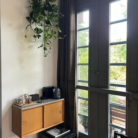 Garage Bed and breakfast 3*