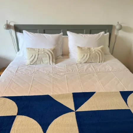 Bed & Breakfast Garage *