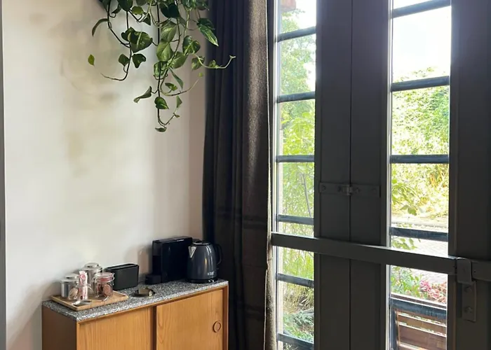 Garage Bed & Breakfast 3*