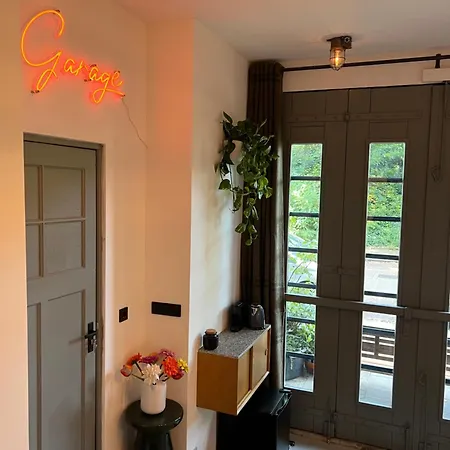 Garage Bed and breakfast