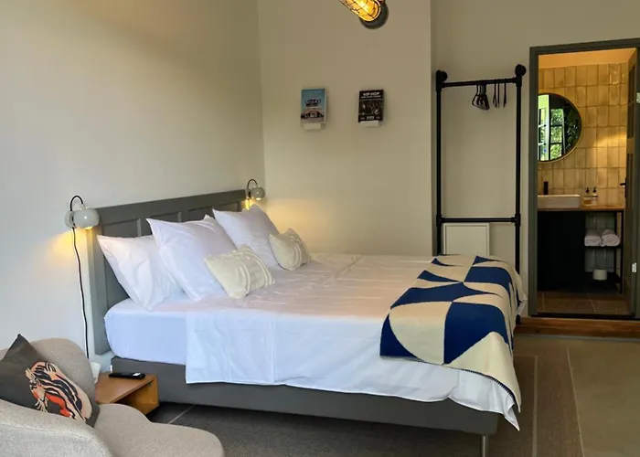 Bed and Breakfast Garage